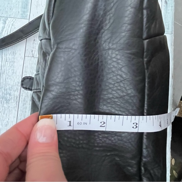 BOC BLACK LEATHER LARGE CROSS ODY PURSE HANDBAG ADJUSTABLE STRAP POCKETS - Picture 3 of 14